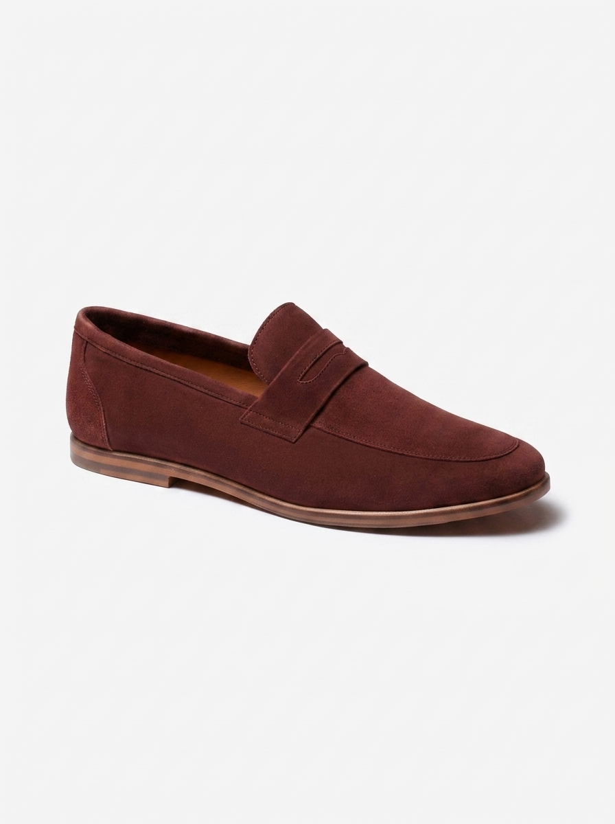 Guillemets – Mocassins Lucas en cuir suédé marron foncé disponible chez Paris Kin Shopping à Kinshasa
