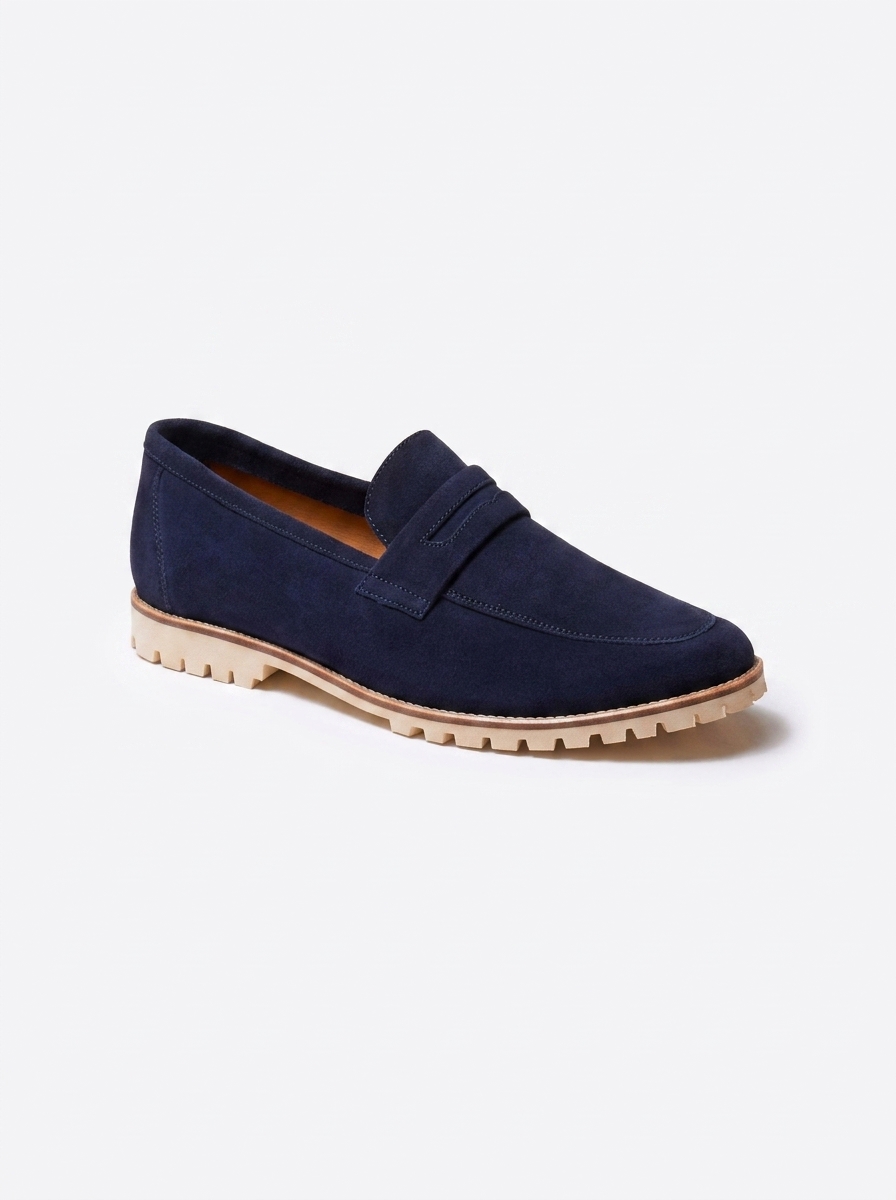 Guillemets – Mocassins Horace en cuir suédé bleu marine disponible chez Paris Kin Shopping à Kinshasa