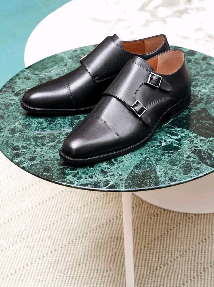 Leonarr x Swan – Derbies à boucle Andrew noirs disponible chez Paris Kin Shopping à Kinshasa