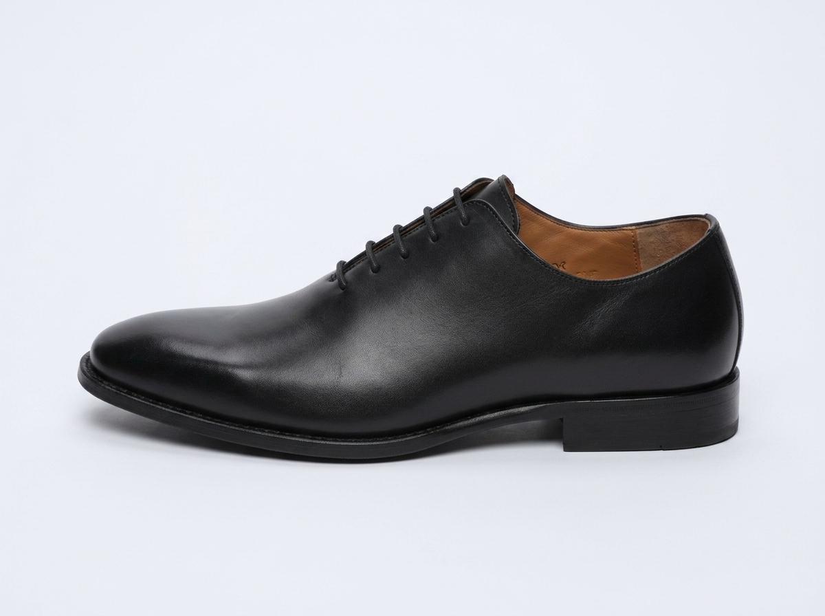 Leonarr x Swan – Richelieu Liam en cuir noir disponible chez Paris Kin Shopping à Kinshasa